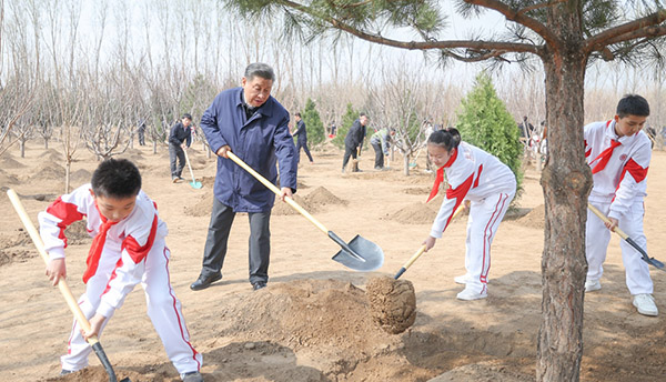 习近平在参加首都义务植树活动时强调 全民植树增绿 共建美丽中国